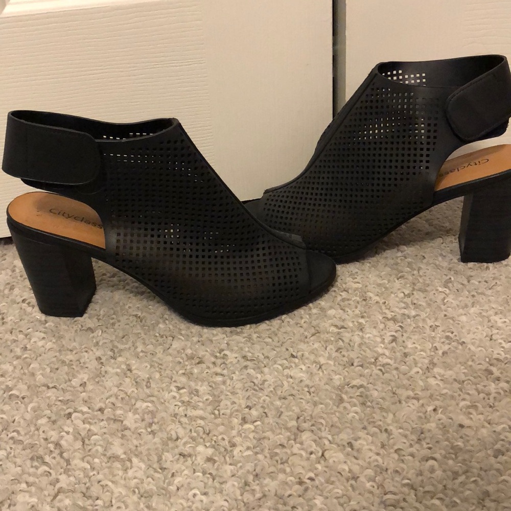 Black pair of heels size 7 1/2